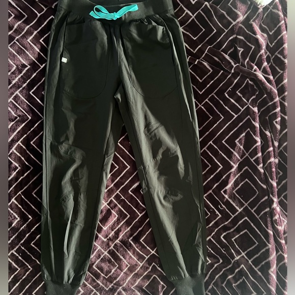 Figs  Fionlite material Joggers Size Small (Color Black) - Picture 7 of 14